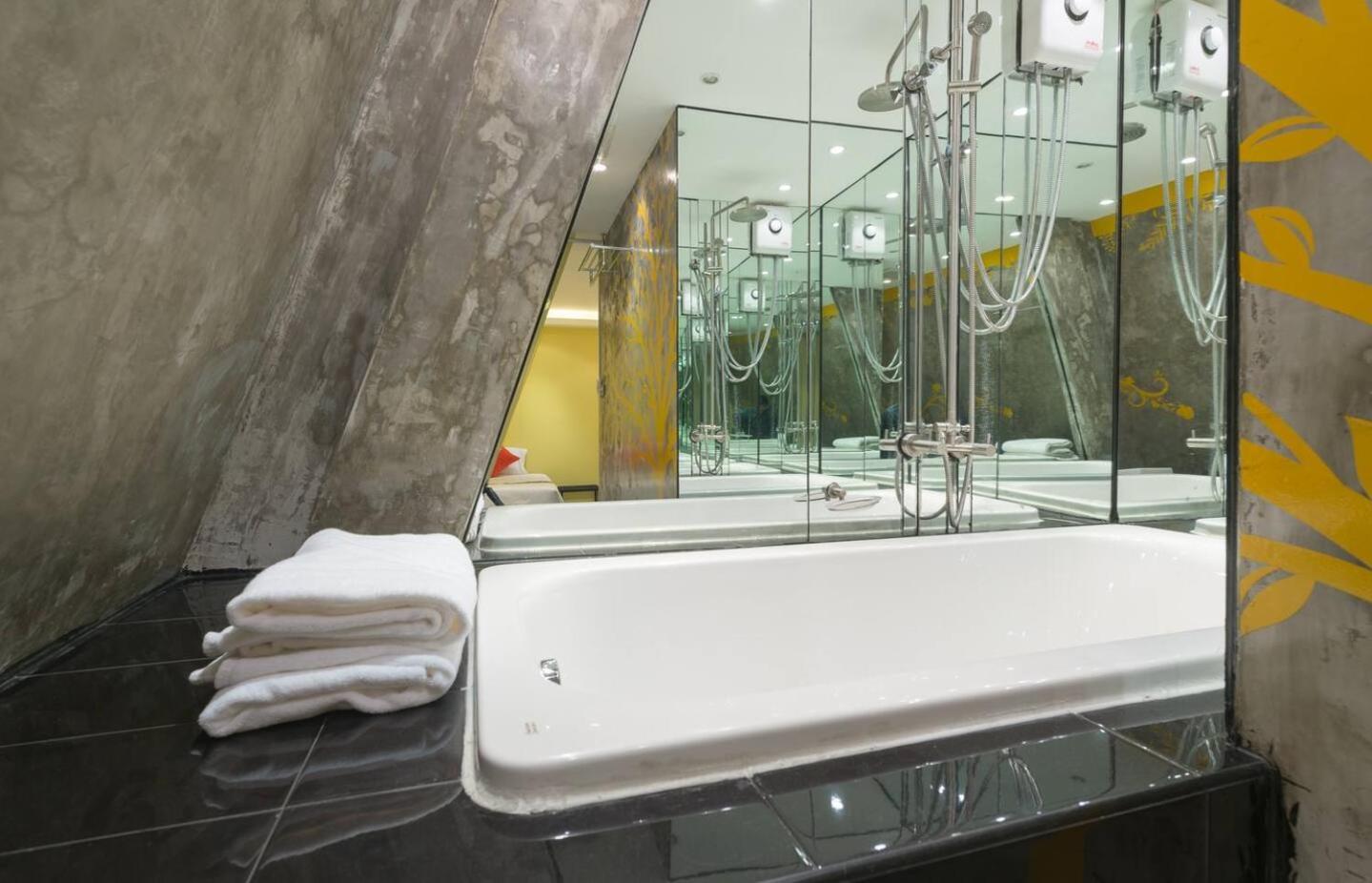 Double Five Hostel Банкок Екстериор снимка