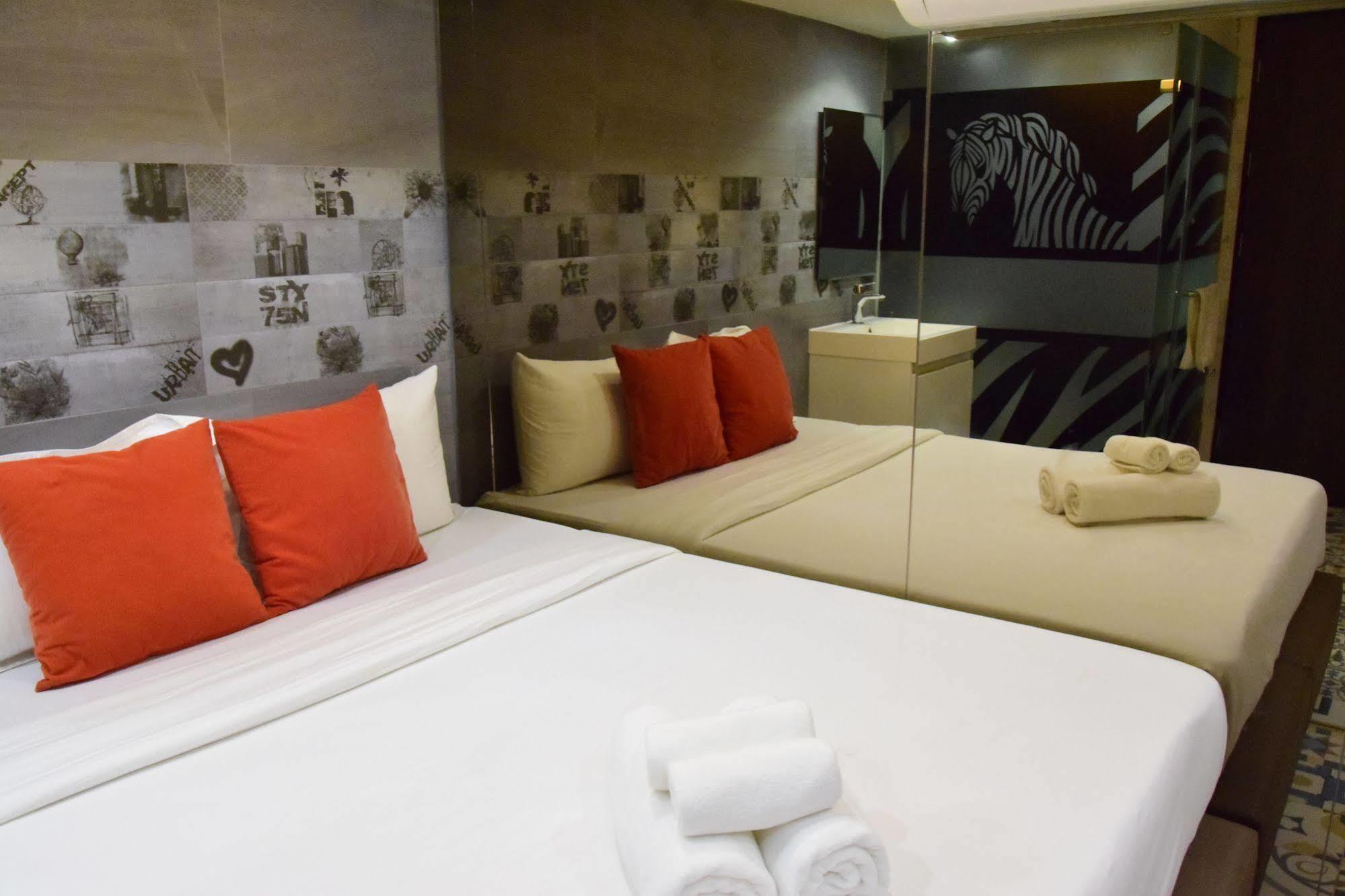 Double Five Hostel Банкок Екстериор снимка
