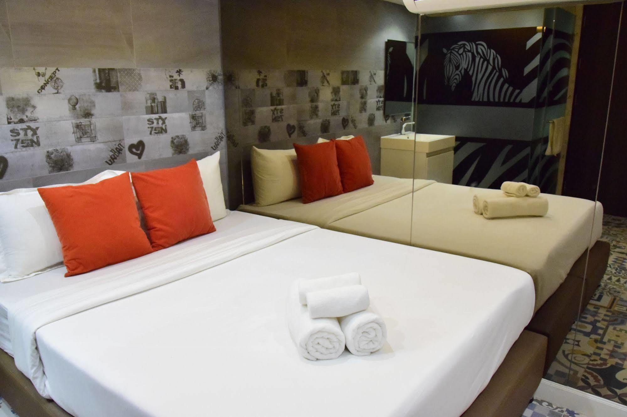 Double Five Hostel Банкок Екстериор снимка