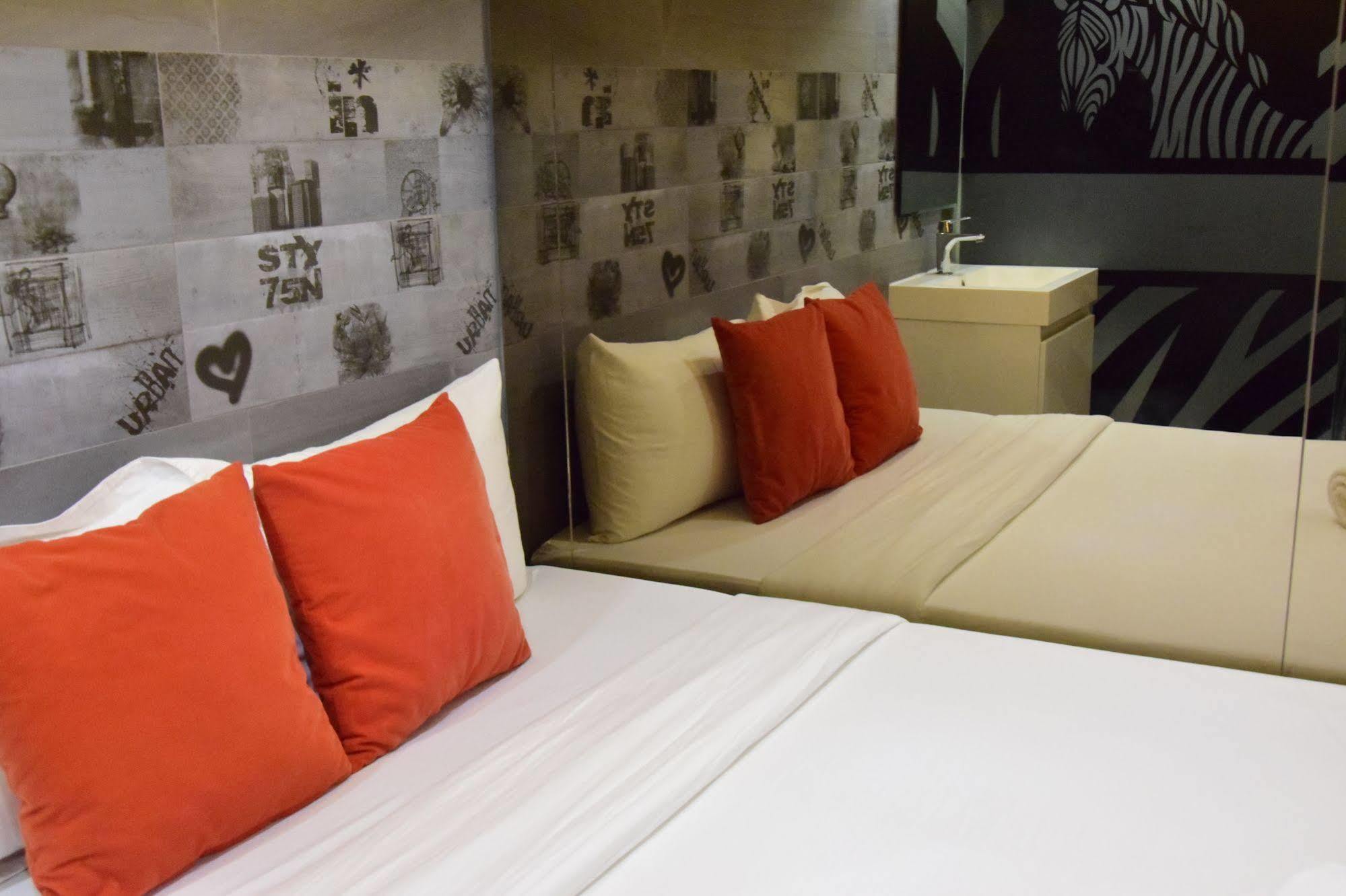 Double Five Hostel Банкок Екстериор снимка