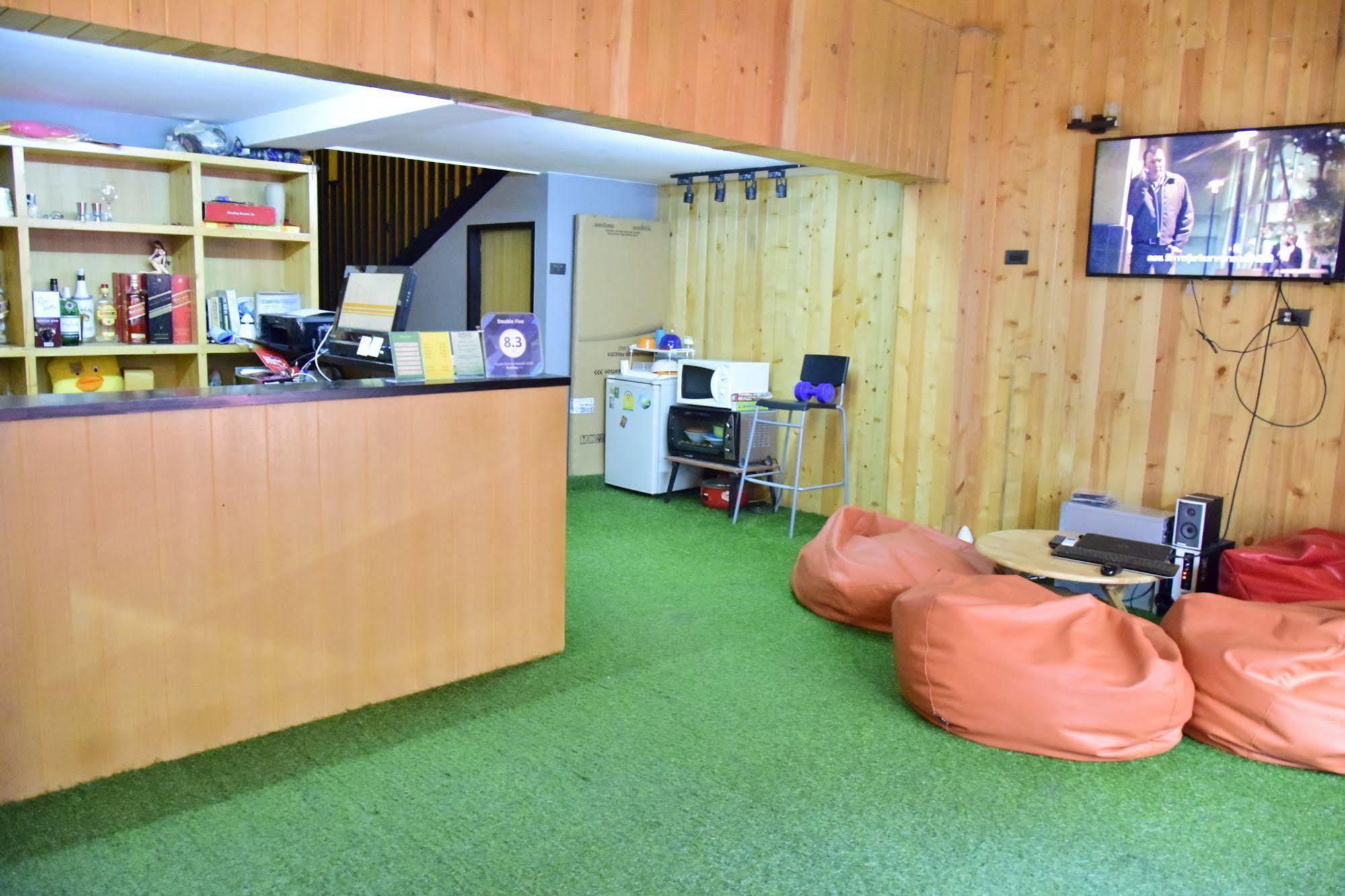 Double Five Hostel Банкок Екстериор снимка